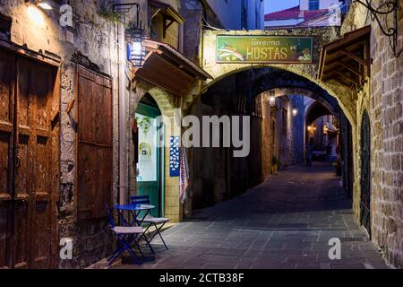 Viste serali dei contrafforti ad arco nelle strade medievali acciottolate della Città Vecchia di Rodi, Isola di Rodi, Grecia Foto Stock