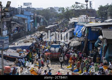 Kolkata, India - 2 febbraio 2020: Persone non identificate frequenta il mercato dei fiori di Mallick Ghat di Howrah ponte accanto ad una ferrovia il 2 febbraio 2020 Foto Stock