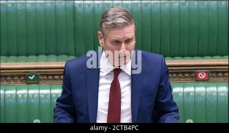 Il leader del lavoro Sir Keir Starmer risponde dopo che il primo ministro Boris Johnson ha fatto una dichiarazione ai parlamentari della Camera dei Comuni sull'ultima situazione con la pandemia del coronavirus. Foto Stock