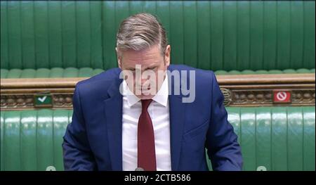 Il leader del lavoro Sir Keir Starmer risponde dopo che il primo ministro Boris Johnson ha fatto una dichiarazione ai parlamentari della Camera dei Comuni sull'ultima situazione con la pandemia del coronavirus. Foto Stock