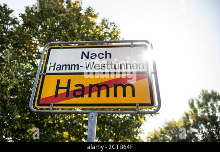 22 settembre 2020, Renania Settentrionale-Vestfalia, Hamm (westfalen): Su un segno del toponimo della città di Hamm è barrata l'iscrizione Hamm e nella parte superiore dice: 'A Hamm-Westtünnen'. In considerazione dell'aumento esplosivo delle nuove infezioni da corona, la città sta introducendo nuove restrizioni e rendendo obbligatorie le maschere per le scuole secondarie nelle lezioni. Foto: Guido Kirchner/dpa Foto Stock