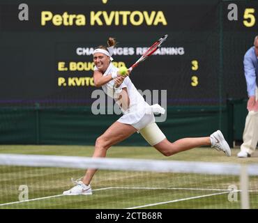 Petra Kvitova è sulla strada per vincere la finale Wimbledon Ladies 2014. Eugenie Bouchard / Petra Kvitova. Credito immagine : © MARK PAIN / ALAMY Foto Stock