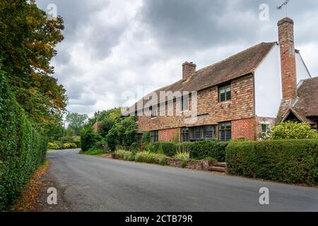 Un antico cottage nel villaggio di Smarden, Kent, UK Foto Stock