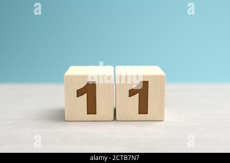 Blocchi di giocattoli di legno che formano il numero 11. Foto Stock