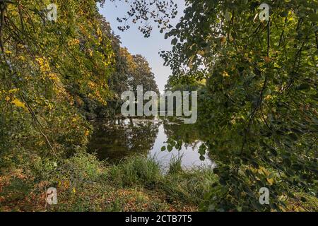 Krefeld-Linn - Vista per ormeggiare vicino Castello Linn in autunno Umore / Germania Foto Stock