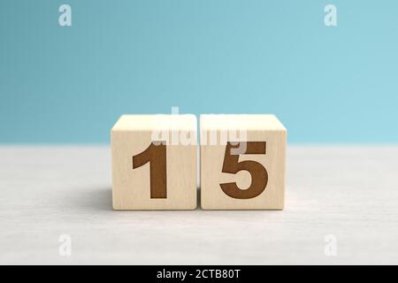 Blocchi di giocattoli di legno che formano il numero 15. Foto Stock