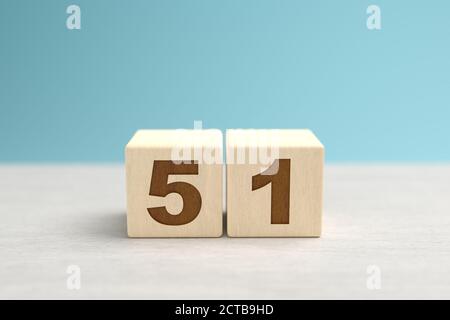 Blocchi di giocattoli di legno che formano il numero 51. Foto Stock