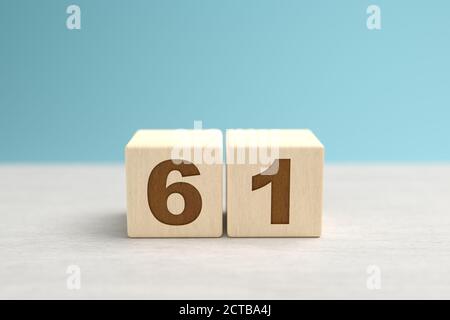 Blocchi di giocattoli di legno che formano il numero 61. Foto Stock