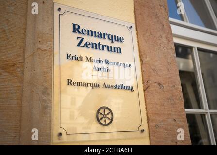 22 settembre 2020, bassa Sassonia, Osnabrück: Un cartello appende sulla facciata del Centro della Pace Erich Maria Remarque e l'archivio. Si celebra il 50° anniversario della morte dello scrittore Remarque. Remarque è nato il 22 giugno 1898 a Osnabrück. Il suo romanzo anti-guerra 'im Westen Nichts Neues', girato nel 1930, ha raggiunto la fama mondiale. Remarque morì il 25 settembre 1970 a Locarno, in Svizzera. Foto: Frito Gentsch/dpa Foto Stock