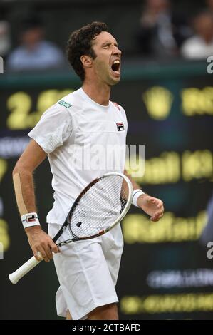 Mikhail Kukushkin contro Rafael Nadal. WIMBLEDON CAMPIONATI DI TENNIS 2014. Credito immagine : © Mark Pain / Alamy Foto Stock