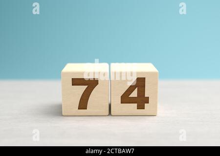 Blocchi di giocattoli di legno che formano il numero 74. Foto Stock