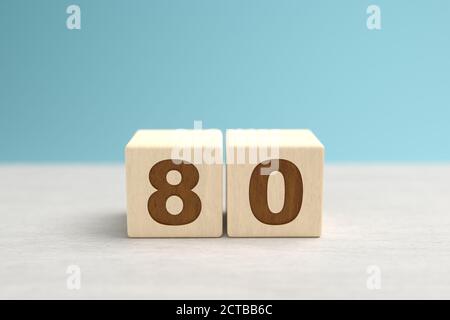 Blocchi di giocattoli di legno che formano il numero 80. Foto Stock