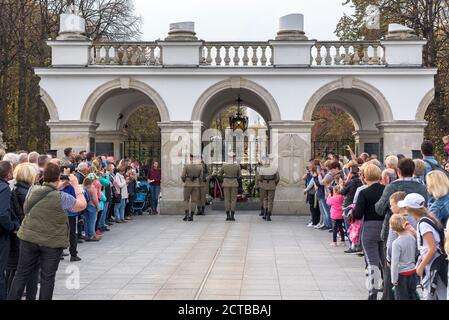 Varsavia, Polonia - 19 ottobre 2019: I turisti assistono alla cerimonia di cambio della guardia presso la Tomba del Milite Ignoto a Varsavia, in piazza Pilsudski Foto Stock