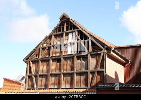 una vecchia casa dilapidate a graticcio Foto Stock