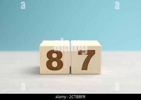 Blocchi di giocattoli di legno che formano il numero 87. Foto Stock