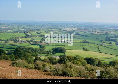 Guardando verso il basso la vista della splendida campagna dalla cima dello Skirrid ad Abergavenny, Galles del Sud. Campi di patchwork e terreni agricoli sotto. Foto Stock