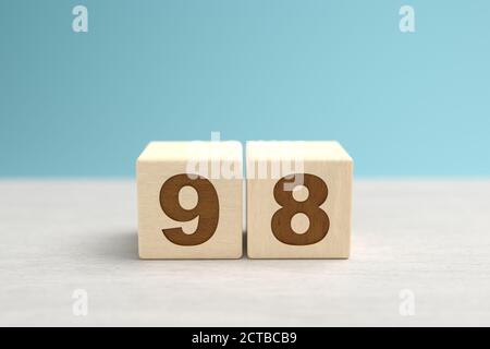 Blocchi di giocattoli di legno che formano il numero 98. Foto Stock