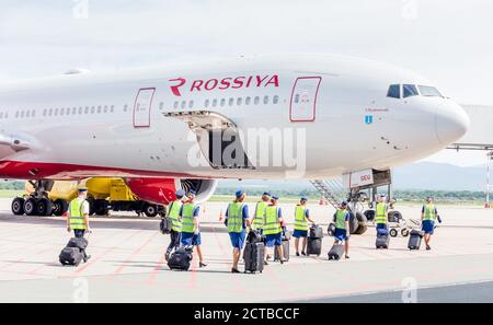 Russia, Vladivostok, 08/17/2020. L'equipaggio dell'aereo in uniforme ufficiale di Rossiya Airlines va a bordo dell'aereo. Aereo Boeing 777 di Rossiya Airlines Foto Stock