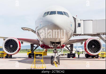 Russia, Vladivostok, 08/17/2020. Aereo passeggeri Boeing 777-300 di Rossiya Airlines in manutenzione dopo l'atterraggio. I tecnici addetti alla manutenzione controllano il getto. Avia Foto Stock