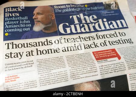 "Migliaia di insegnanti costretti a rimanere a casa in mancanza Del titolo del giornale Guardian della prima pagina di testing il 17 settembre 2020 a Londra, Inghilterra, Regno Unito Foto Stock