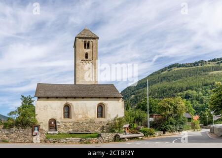 L'antica Chiesa di San Benedetto nel centro storico di Malles Venosta, Alto Adige, Italia Foto Stock