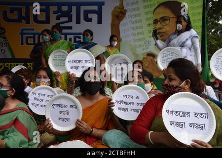 Kolkata, India. 22 settembre 2020. Le donne dell'ala del Congresso All India Trinamool (AITC) protestano con una dimostrazione di sei ore vicino alla statua di Gandhi contro gli agricoltori producono il commercio e il commercio (promozione e facilitazione) e l'accordo degli agricoltori (empowerment e protezione) sulla garanzia dei prezzi e sulle fatture dei servizi agricoli 2020, Che sono stati passati il 17 e 20 settembre, da Lok Sabha e Rajya Sabha rispettivamente. (Foto di Biswarup Gangolly/Pacific Press) Credit: Pacific Press Media Production Corp./Alamy Live News Foto Stock