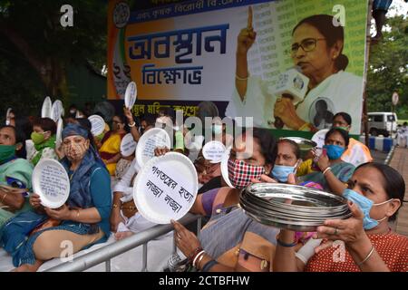 Kolkata, India. 22 settembre 2020. Le donne dell'ala del Congresso All India Trinamool (AITC) protestano con una dimostrazione di sei ore vicino alla statua di Gandhi contro gli agricoltori producono il commercio e il commercio (promozione e facilitazione) e l'accordo degli agricoltori (empowerment e protezione) sulla garanzia dei prezzi e sulle fatture dei servizi agricoli 2020, Che sono stati passati il 17 e 20 settembre, da Lok Sabha e Rajya Sabha rispettivamente. (Foto di Biswarup Gangolly/Pacific Press) Credit: Pacific Press Media Production Corp./Alamy Live News Foto Stock