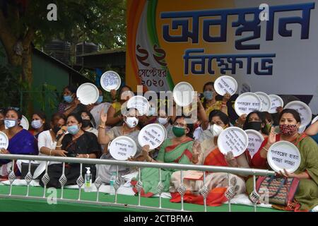 Kolkata, India. 22 settembre 2020. Le donne dell'ala del Congresso All India Trinamool (AITC) protestano con una dimostrazione di sei ore vicino alla statua di Gandhi contro gli agricoltori producono il commercio e il commercio (promozione e facilitazione) e l'accordo degli agricoltori (empowerment e protezione) sulla garanzia dei prezzi e sulle fatture dei servizi agricoli 2020, Che sono stati passati il 17 e 20 settembre, da Lok Sabha e Rajya Sabha rispettivamente. (Foto di Biswarup Gangolly/Pacific Press) Credit: Pacific Press Media Production Corp./Alamy Live News Foto Stock