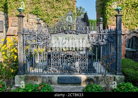 Robert Owen Memorial alla St Mary's Church, Newtown, Powys, Galles Foto Stock