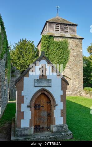 Rovine della chiesa di St Mary, Newtown, Powys, Galles Foto Stock