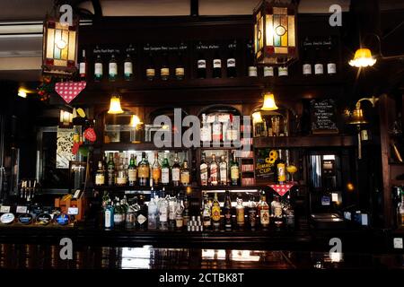 LONDRA - LUGLIO 22: Interno del pub, per bere e socializzare, punto focale della comunità, il 22 luglio 2015, Londra, Regno Unito. Pub business, ora circa 5 Foto Stock