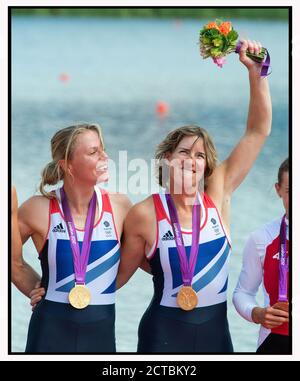 KATHERINE GRAINGER E ANNA WATKINS CELEBRANO LA VITTORIA DELLA MEDAGLIA D'ORO NEL DOPPIO SCULLS FEMMINILE OLIMPIADI DI LONDRA 2012 IMMAGINE : © MARK PAIN / ALAMY Foto Stock