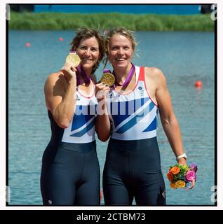 KATHERINE GRAINGER E ANNA WATKINS CELEBRANO L'ORO VINCENTE - DUE SCAFI DONNA OLIMPIADI DI LONDRA 2012 IMMAGINE : © MARK PAIN / ALAMY Foto Stock