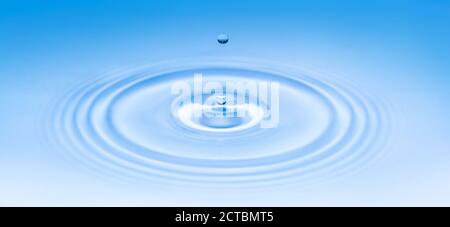 Goccia cade nell'acqua Foto Stock