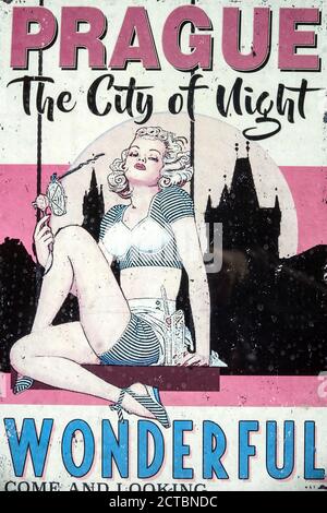 Poster di Praga Vecchio metallo vintage poster di viaggio con donna meraviglioso Praga la Città della Notte Foto Stock