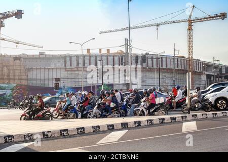 Phuket, Thailandia - 26 febbraio 2018: Molti motociclisti e automobili si levano in piedi in ingorgo Foto Stock
