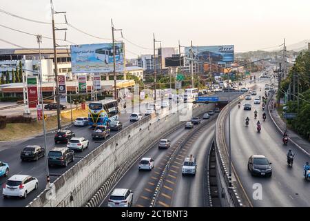 Phuket, Thailandia - 26 febbraio 2018: Molte auto e motociclisti che guidano in ingorgo, vista dall'alto Foto Stock
