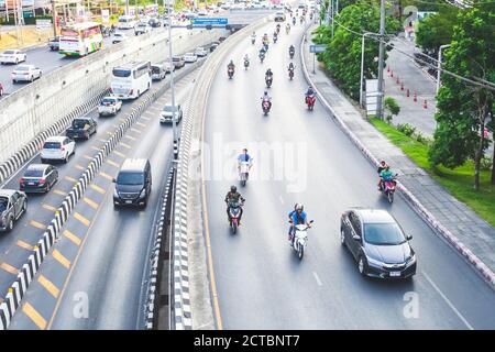 Phuket, Thailandia - 26 febbraio 2018: Molte auto e motociclisti che guidano in autostrada, vista dall'alto Foto Stock