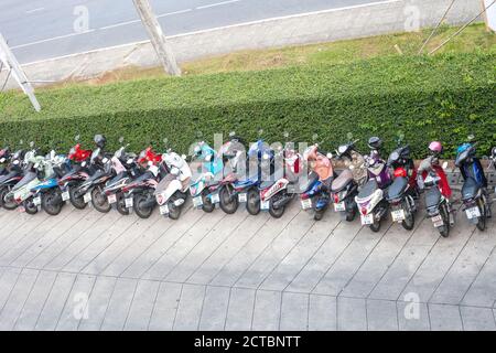 Phuket, Thailandia - 26 febbraio 2018: Parcheggio di molte moto, vista dall'alto Foto Stock