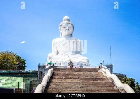 Statua in marmo bianco del Grande Buddha di Phuket e scala accanto Cielo blu in Thailandia Foto Stock