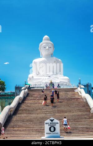 Phuket, Thailandia - 28 febbraio 2018: Statua in marmo bianco di Phuket Grande Buddha e persone su scala in cielo blu in Thailandia Foto Stock