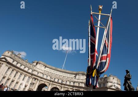 Admiralty Arch visto dal Mall a Londra, Inghilterra. Foto Stock