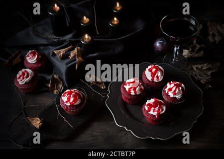 Cupcake di velluto rosso di Halloween sanguinoso Foto Stock