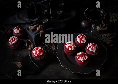 Cupcake di velluto rosso di Halloween sanguinoso Foto Stock