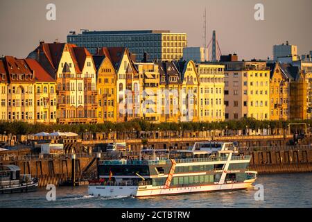 Skyline di Düsseldorf sul Reno, ponte Oberkassler, centro storico, passeggiata lungo il fiume, Düsseldorf, NRW, Germania, Foto Stock