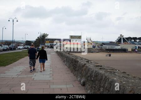 Porthcawl, Galles del Sud, Regno Unito. 22 settembre 2020. La città costiera è quasi deserta questo pomeriggio, con pochissime persone in giro. Il blocco locale ha effetto 3 ore di distanza alle 18:00 sotto Bridgend, Merthyr Tydfil, Newport e Blaenau Gwent. I Parkdean Resorts, che gestiscono anche la vicina Trecco Bay, hanno oggi chiesto a tutti gli ospiti di lasciare il resort entro le 18:00 a causa del blocco. Credit: Andrew Bartlett/Alamy Live News Foto Stock