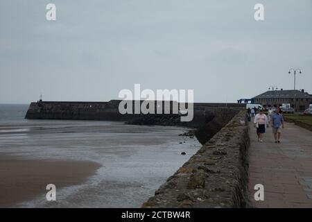 Porthcawl, Galles del Sud, Regno Unito. 22 settembre 2020. La città costiera è quasi deserta questo pomeriggio, con pochissime persone in giro. Il blocco locale ha effetto 3 ore di distanza alle 18:00 sotto Bridgend, Merthyr Tydfil, Newport e Blaenau Gwent. I Parkdean Resorts, che gestiscono anche la vicina Trecco Bay, hanno oggi chiesto a tutti gli ospiti di lasciare il resort entro le 18:00 a causa del blocco. Credit: Andrew Bartlett/Alamy Live News Foto Stock