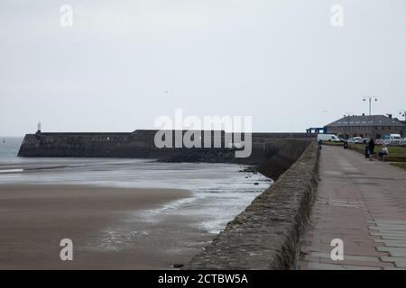 Porthcawl, Galles del Sud, Regno Unito. 22 settembre 2020. La città costiera è quasi deserta questo pomeriggio, con pochissime persone in giro. Il blocco locale ha effetto 3 ore di distanza alle 18:00 sotto Bridgend, Merthyr Tydfil, Newport e Blaenau Gwent. I Parkdean Resorts, che gestiscono anche la vicina Trecco Bay, hanno oggi chiesto a tutti gli ospiti di lasciare il resort entro le 18:00 a causa del blocco. Credit: Andrew Bartlett/Alamy Live News Foto Stock