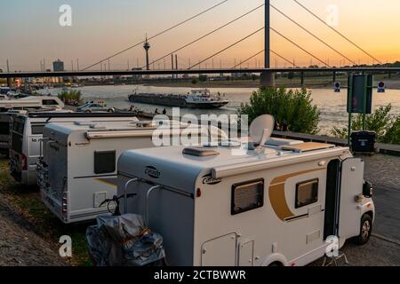 Skyline di Düsseldorf sul Reno, Torre sul Reno, Ponte Oberkassler, parcheggio per camper sulle rive del Reno, Terrazza sul Reno, Tonhalle, Düsse Foto Stock