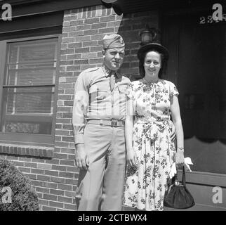 Giovane coppia in posa per la telecamera negli anni '40, USA Foto Stock